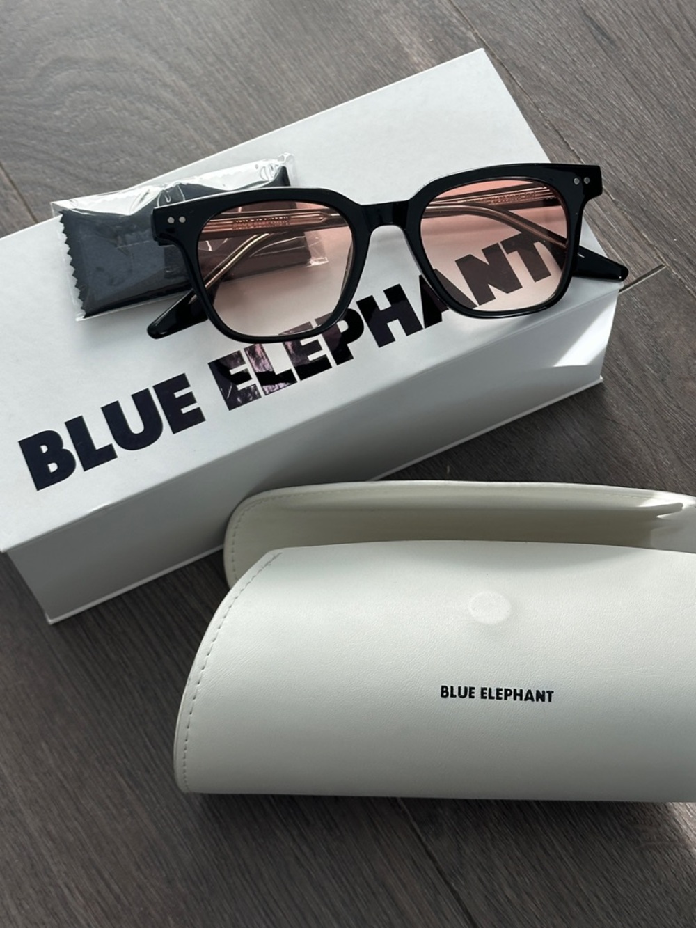 Blue Elephant - unisex Black Frame Sunglasses with Pink Gradient Lenses DEPS